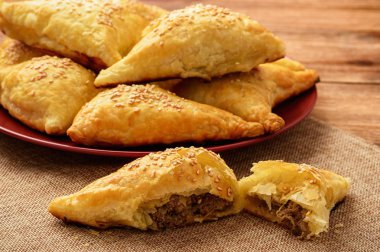 Etli (samosa) - geleneksel Özbek ve Hint pasrty puf hamur işleri. 