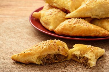 Etli (samosa) - geleneksel Özbek ve Hint pasrty puf hamur işleri. 