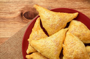 Etli (samosa) - geleneksel Özbek ve Hint pasrty puf hamur işleri. 