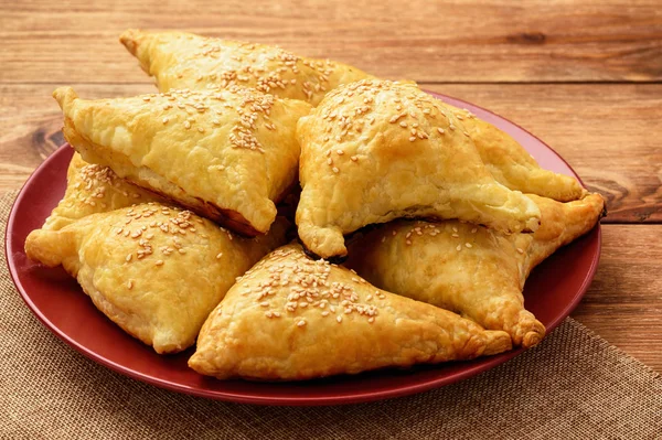 Pasteles de hojaldre con carne (samosa) - tradicional uzbek y pasrty indio . — Foto de Stock