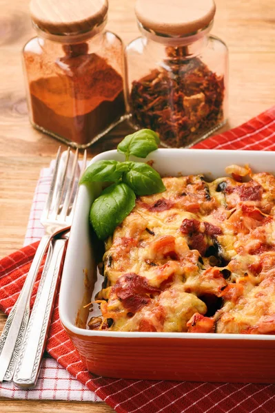 Casseruola con melanzane arrosto ripiene di carne macinata . — Foto Stock