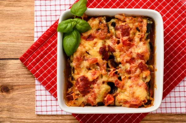 Casseruola con melanzane arrosto ripiene di carne macinata . — Foto Stock