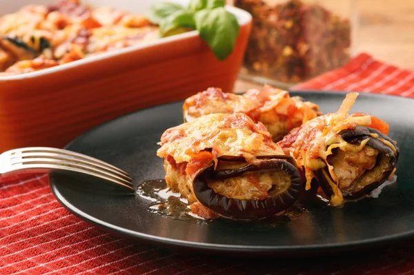 Berenjenas asadas rellenas de carne picada y horneadas con tomates y queso . — Foto de Stock
