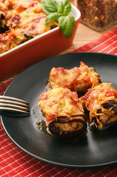 Berenjenas asadas rellenas de carne picada y horneadas con tomates y queso . — Foto de Stock