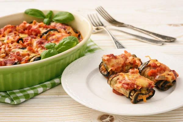 Roasted eggplants stuffed with minced meat and baked with tomatoes and cheese. — Stock Photo, Image