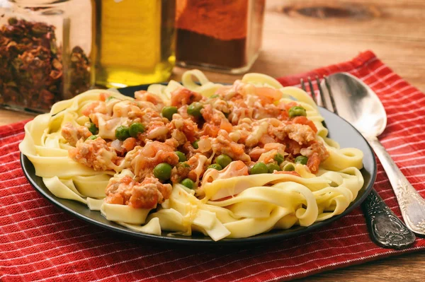 Pappardelle con carne macinata, piselli verdi, pomodori e formaggi . — Foto Stock