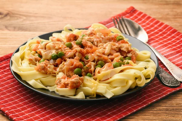 Pappardelle tészta darált hús, zöld borsó, paradicsom és sajt. — Stock Fotó