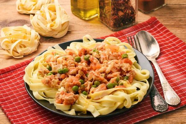 Pappardelle con carne macinata, piselli verdi, pomodori e formaggi . — Foto Stock