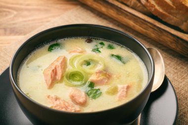 Gökkuşağı alabalığı ile çorbası (balık çorbası).