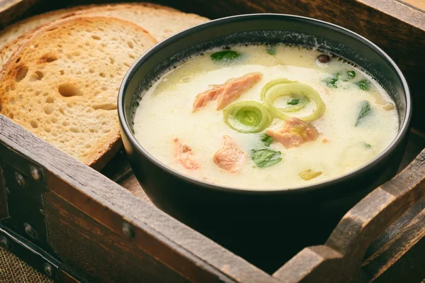 Чаудер (рыбный суп) с радужной форелью . — стоковое фото