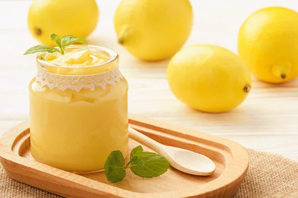 Caillé de citron (crème d'agrumes anglaise) dans des pots en verre — Photo