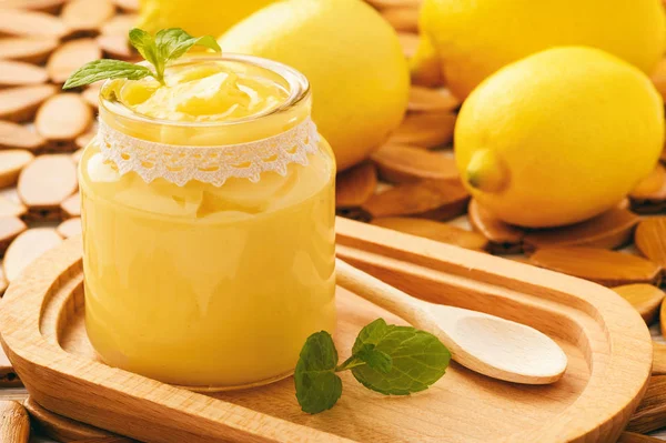 Caillé de citron (crème d'agrumes anglaise) dans des pots en verre — Photo