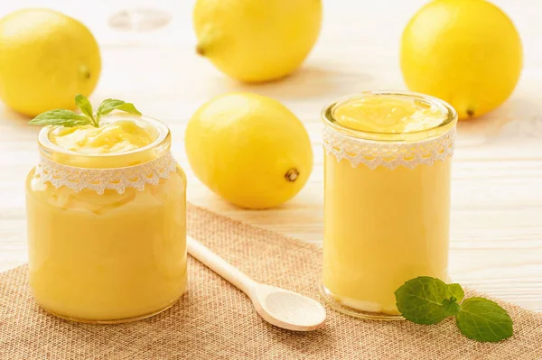 Caillé de citron (crème d'agrumes anglaise) dans des pots en verre — Photo