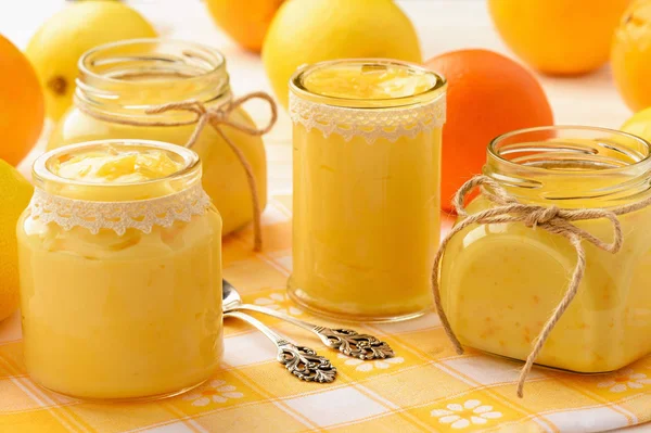 Caillé d'orange et de citron (crème d'agrumes anglaise) dans des bocaux en verre . — Photo