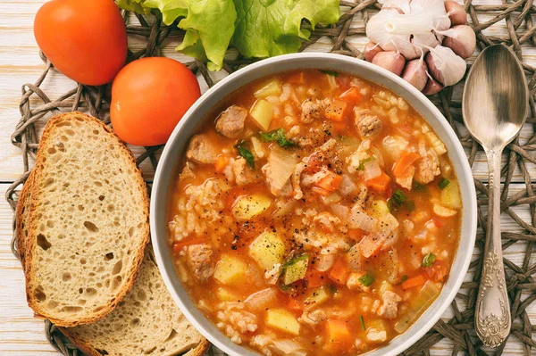 Nährstoffsuppe mit Fleisch, Reis und Gemüse - mastava (usbekische Küche)). — Stockfoto