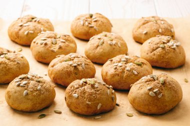 Tarçın ve zencefil ile tatlı kabak buns.