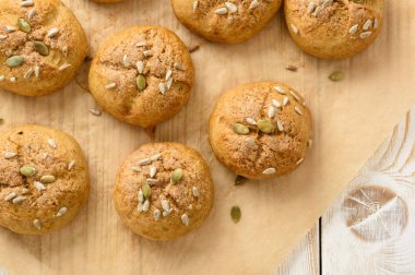 Tarçın ve zencefil ile tatlı kabak buns.