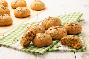 Tarçın ve zencefil ile tatlı kabak buns.