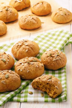 Tarçın ve zencefil ile tatlı kabak buns.