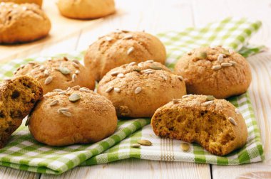 Tarçın ve zencefil ile tatlı kabak buns.