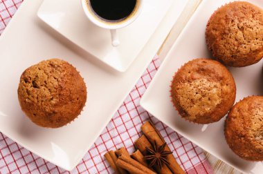 Apple, zencefil ve tarçın ile kabak kekler.