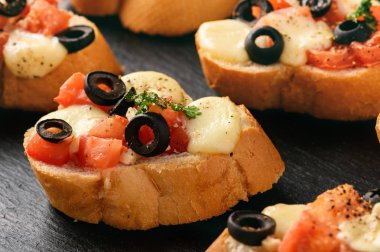 Mozzarella peyniri, domates, zeytin ve sarımsak tost.