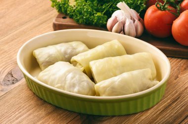 Lahana dolması kıyılmış et ve pilav ile bırakır. Pişirme işlemi.