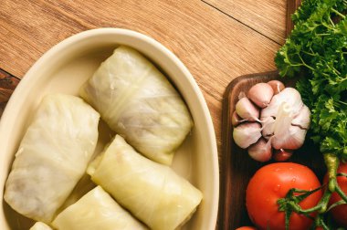 Lahana dolması kıyılmış et ve pilav ile bırakır. Pişirme işlemi.