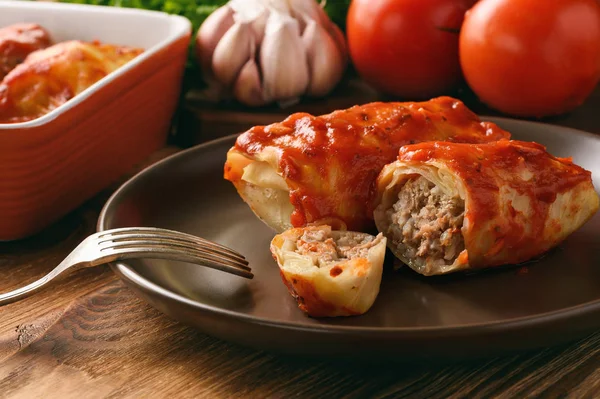 Folhas de repolho recheadas com carne picada e arroz em molho de tomate . — Fotografia de Stock