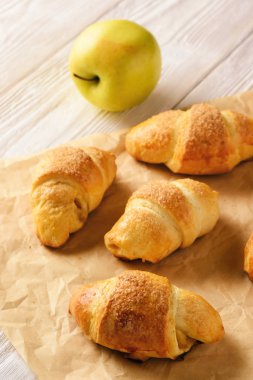 Kruvasan apple ile ahşap arka plan üzerinde jam.