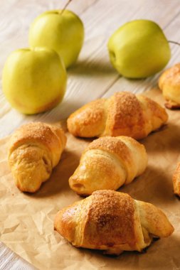 Kruvasan apple ile ahşap arka plan üzerinde jam.