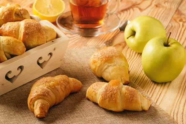 Croissants with apple jam on wooden background. — Stock Photo, Image