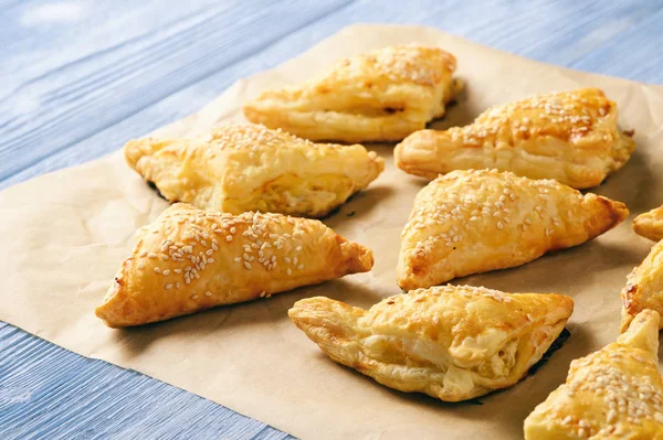 Triângulos de massa folhada preenchidos com queijo feta e alho-porro . — Fotografia de Stock