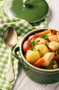 Tavuk göğsü ile sebze (patates, havuç, bezelye, domates ve biber ihtiva eder.).