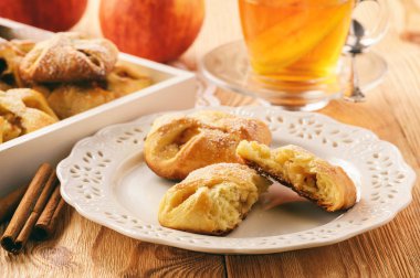 Tatlı ekmek buns elma dolgulu.