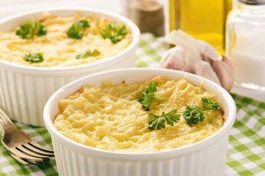 Çoban pasta Beyaz ahşap zemin üzerinde.