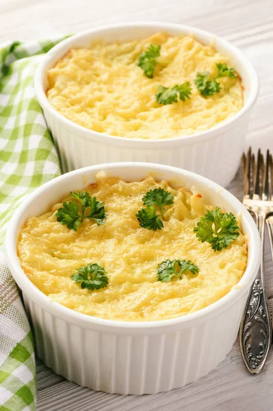 Pasticcio di pastore su sfondo di legno bianco . — Foto Stock