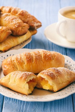 Vanilyalı krema dolgulu ev yapımı tatlı çörekler.