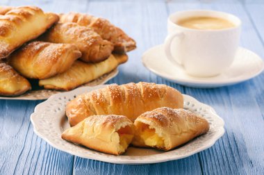 Vanilyalı krema dolgulu ev yapımı tatlı çörekler.