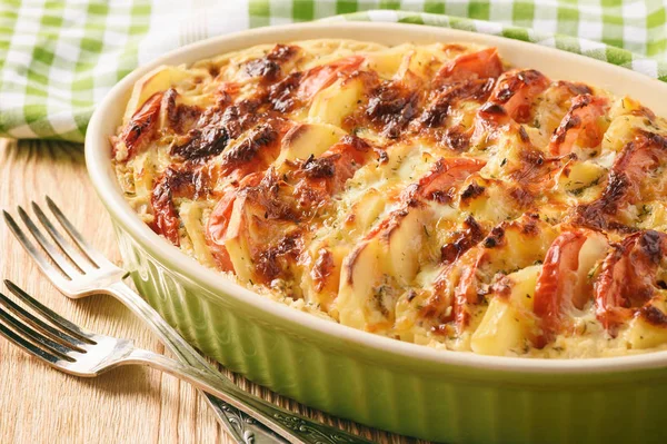 Casseruola di patate con pomodori, aglio e formaggio . — Foto Stock