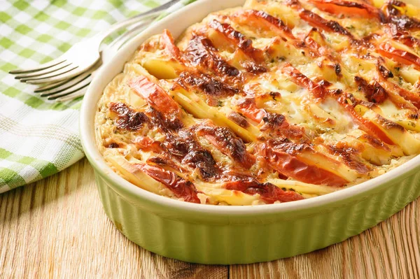 Casseruola di patate con pomodori, aglio e formaggio . — Foto Stock