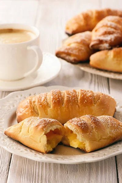 Pães doces caseiros com recheio de creme de baunilha . — Fotografia de Stock