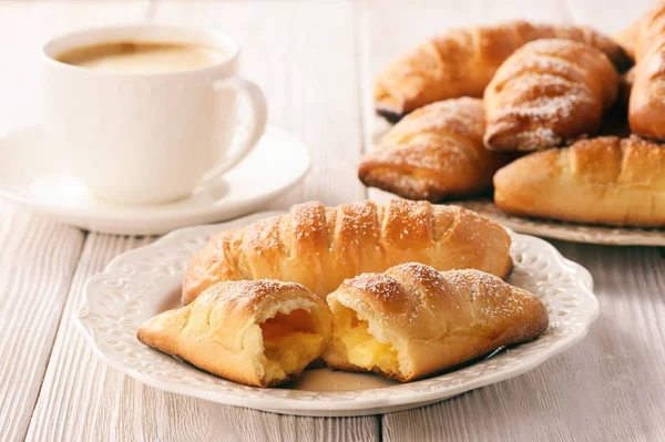 Homemade sweet buns with vanilla cream filling. — Stock Photo, Image