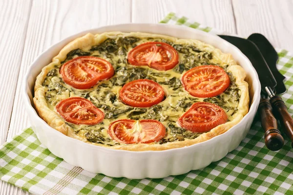 Domácí quiche se špenátem, sýrem feta a rajčaty. — Stock fotografie