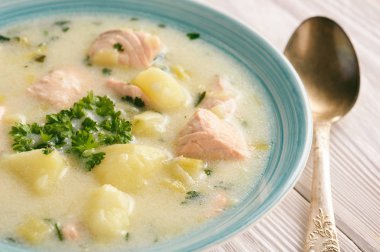 Patates çorbası ile Somon, pırasa, ekşi krema ve maydanoz.