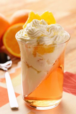 Portakal jöle ile çırpılmış krema ve turuncu meyve.