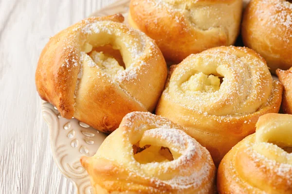 Pães de levedura doce caseiro com recheio de queijo . — Fotografia de Stock