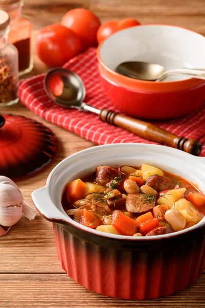 Гарячий суп з овочами, копченими ковбасками та квасолею . — стокове фото