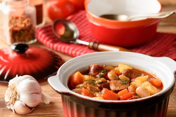 Heiße Suppe mit Gemüse, geräucherten Würstchen und Bohne. — Stockfoto