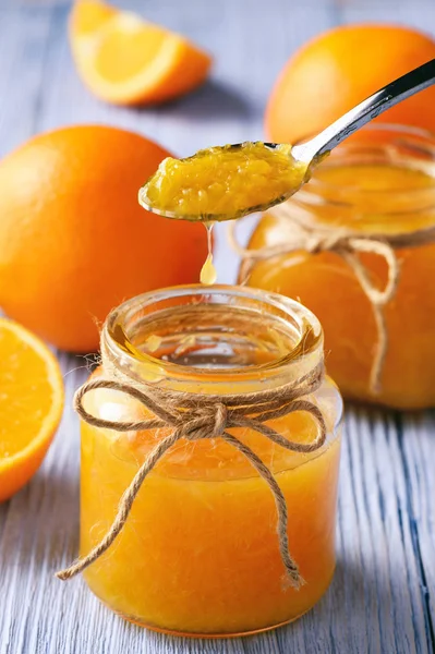 Confiture d'orange en pot de verre sur fond de bois . — Photo